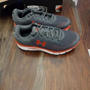 Under Armour Charged Intake 5